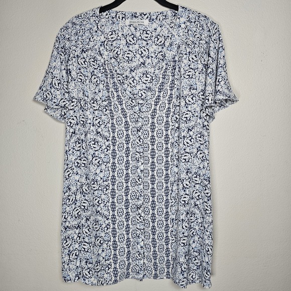 Rose & Olive Tops - Rose + Olive Womens 1X Blue White Floral Button Up Top Lightweight Smocked